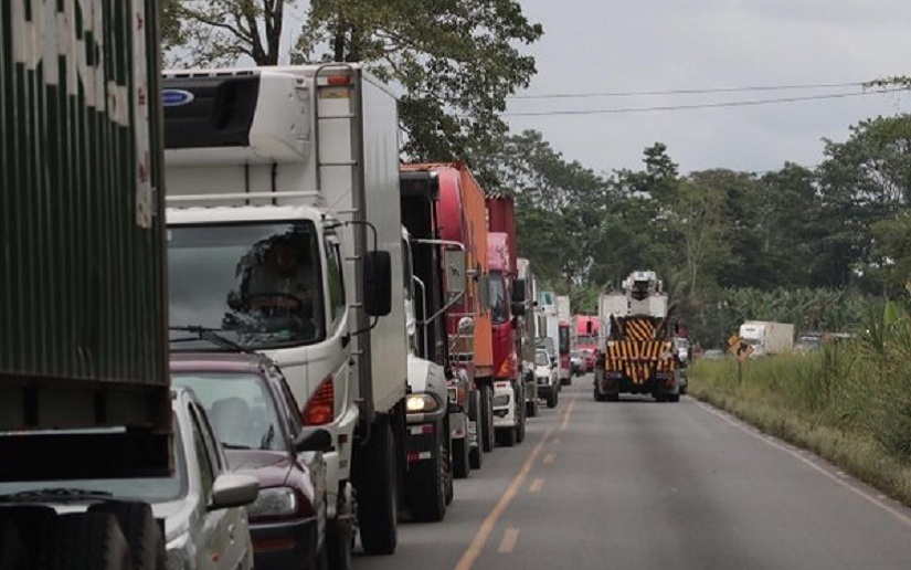 Manifestantes bloquean paso de mercancías y atacan a turistas en Costa Rica