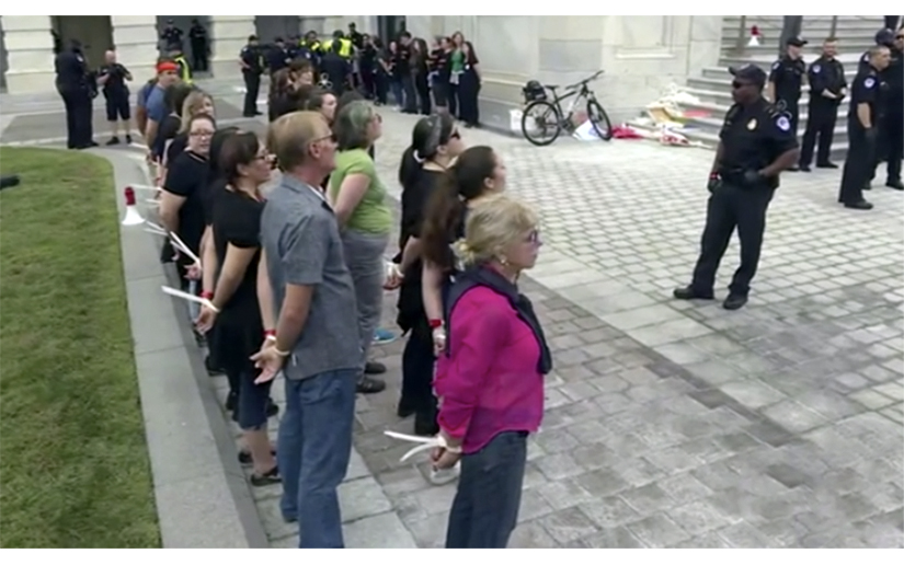Policía arresta a manifestantes en contra de Kavanaugh en las afueras del Capitolio en Estados Unidos