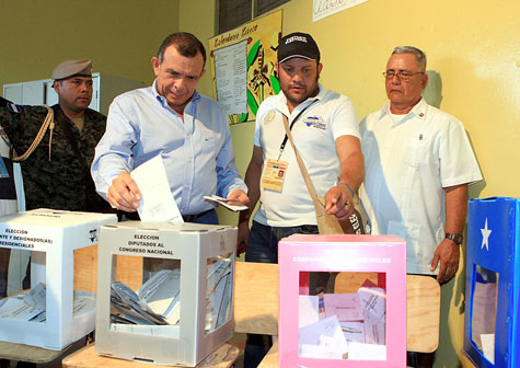 Presidente de Honduras llama a votar por la paz y la democracia 