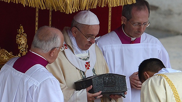 El Papa termina el Año de la Fe con la exposición de las reliquias de San Pedro