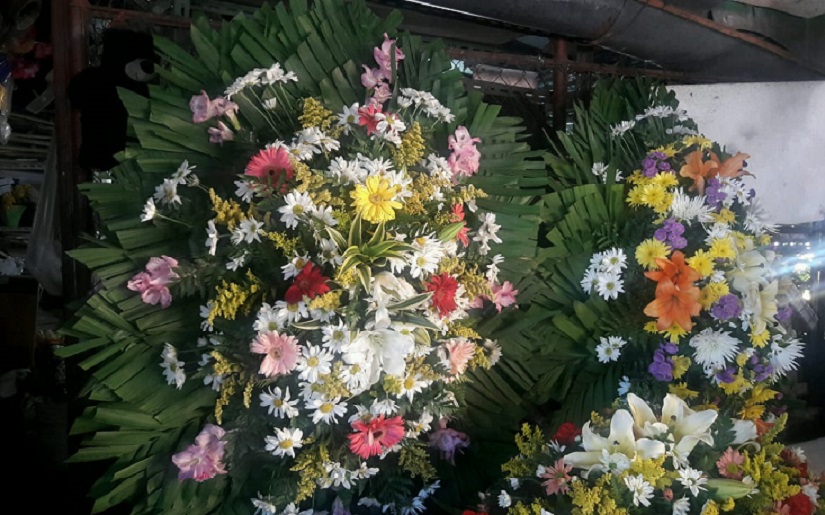 Vendedores De Flores Preparados Para El Día De Los Fieles Difuntos