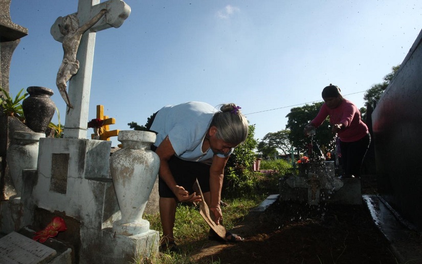Familias visitan al cementerio Oriental de Managua