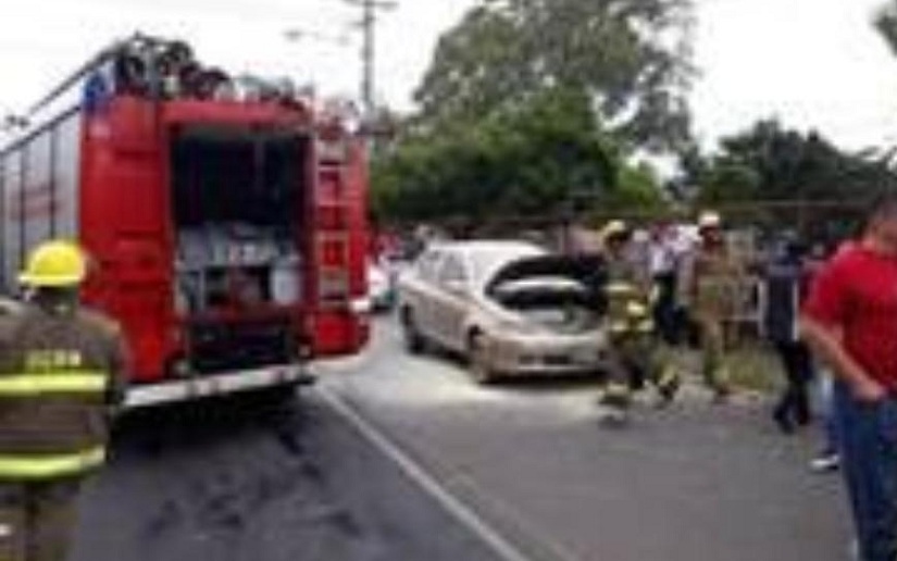 Bomberos atienden incendio de carro en Jardines de Veracruz