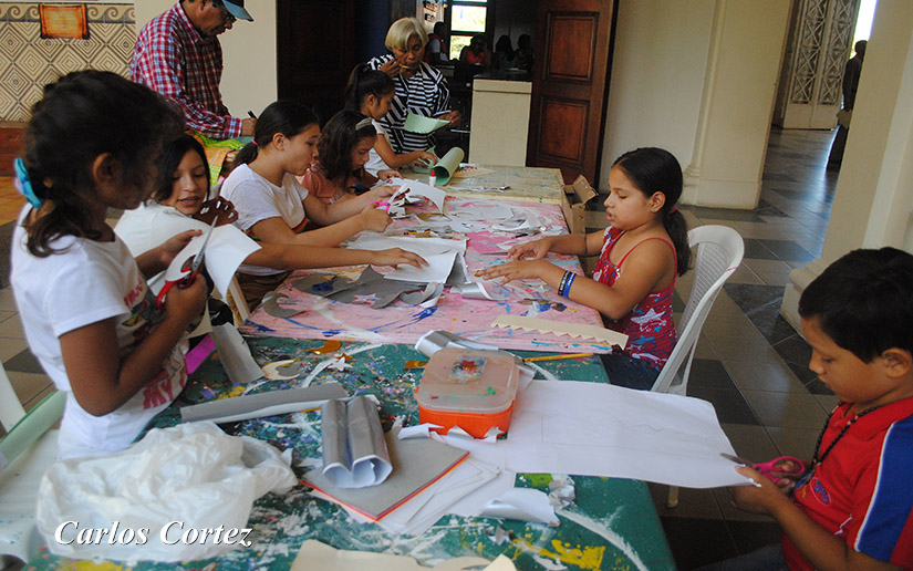 Niños elaboran adornos tradicionales de la Purísima