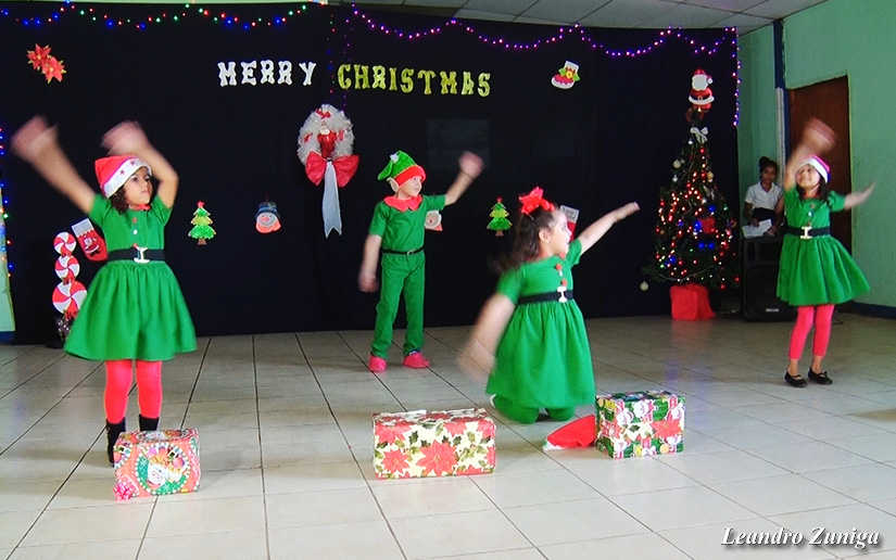 Estudiantes de centros educativos de primaria realizan festivales navideños