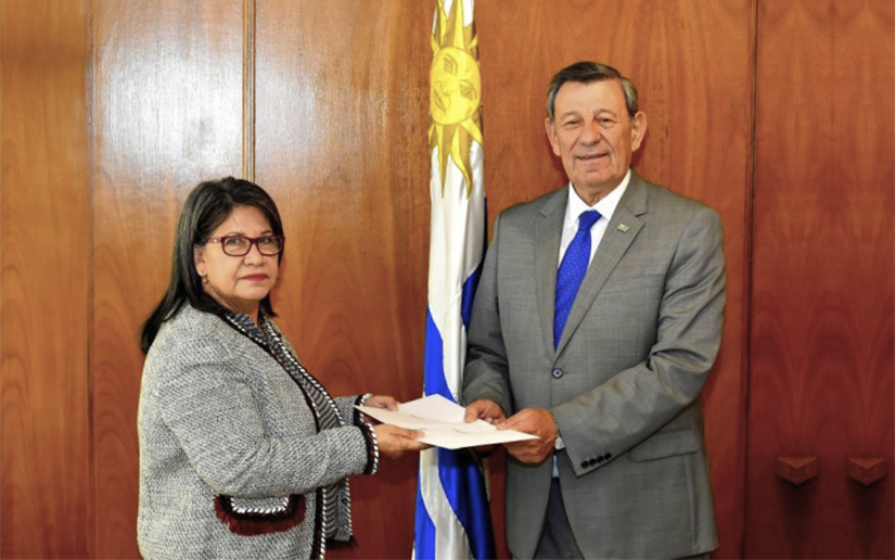 Embajadora de Nicaragua en Uruguay presenta cartas figuradas al canciller Rodolfo Nin Novoa