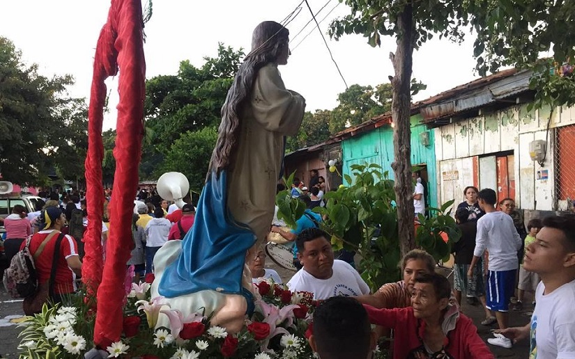 Imagen de la Virgen María recorre las calles del barrio Monseñor Lezcano