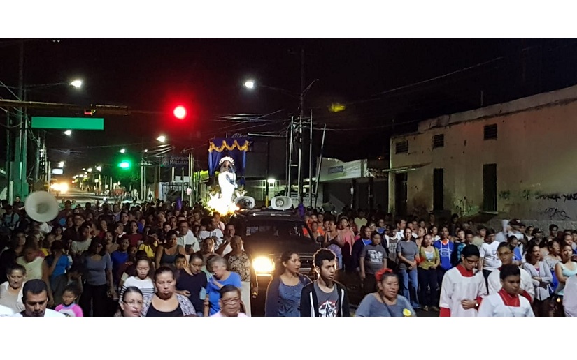 Familias participan en peregrinación de la Virgen María en Monseñor Lezcano
