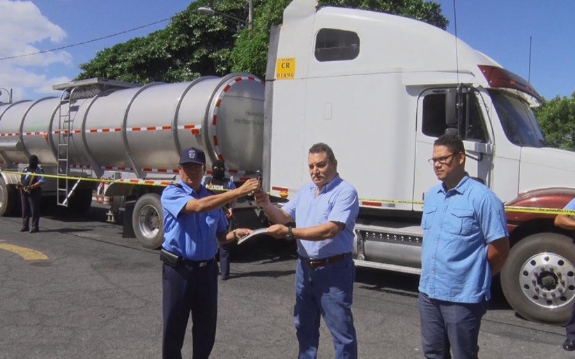 Policía  entrega a Enacal cisterna ocupada al crimen organizado