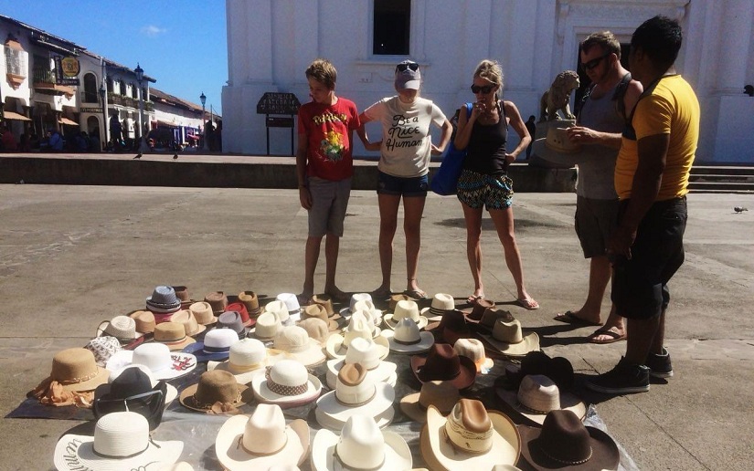 Turistas extranjeros visitan los atractivos de León