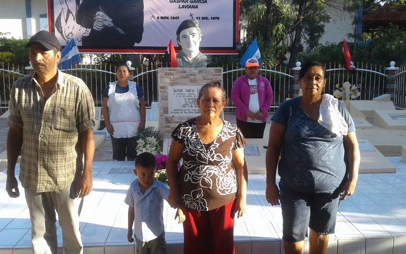 Familias comerciantes depositan flores y hacen guardia de honor al comandante Gaspar García Laviana
