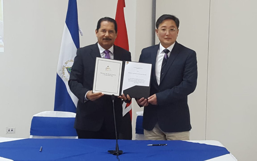 Firman contrato para el diseño y supervisión  de nueva Pista de Circunvalación 