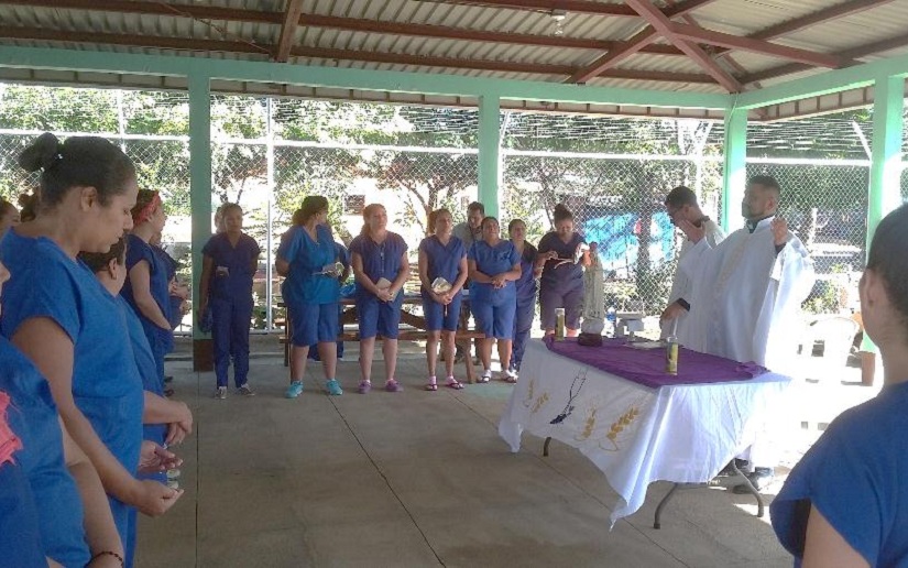 Presas participan en Misa