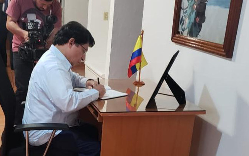 Canciller de Nicaragua firma libro de condolencias por fallecimiento del expresidente de Colombia Belisario Betancur