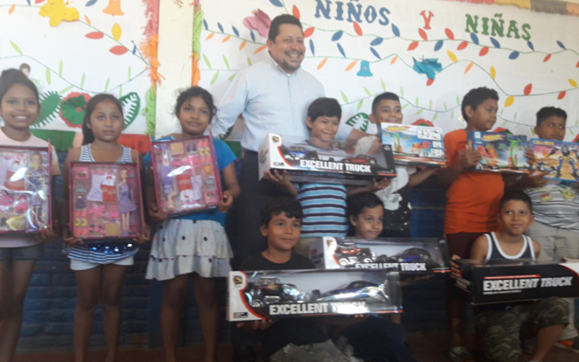 Presidente Daniel y Compañera Rosario envían regalos de Navidad a niñez de Managua