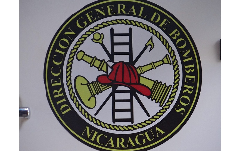 Incendio afecta bodega en interior de vivienda