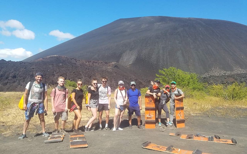 Turistas disfrutan atractivos de León