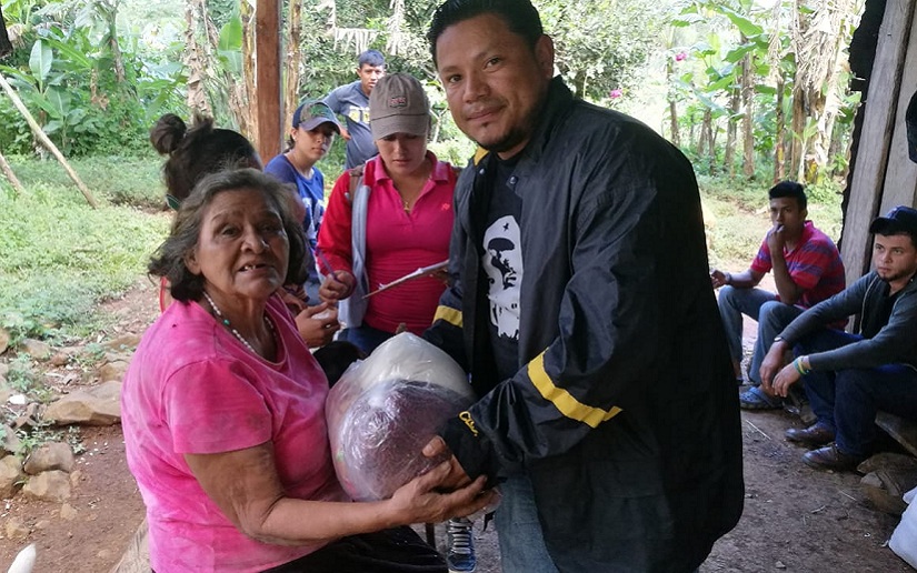Madres de héroes y mártires reciben paquetes solidarios