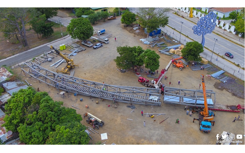Trasladan moderno puente peatonal en Managua