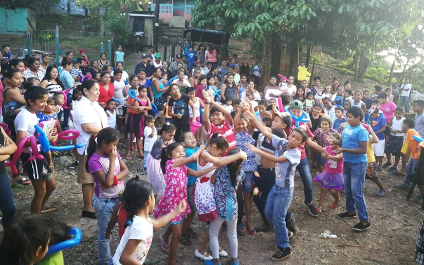 Niños disfrutan tarde de recreación familiar en el barrio Jorge Dimitrov de Bonanza