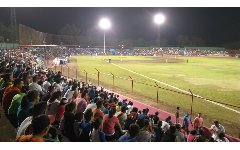 Inicia el juego de béisbol profesional León- Rivas