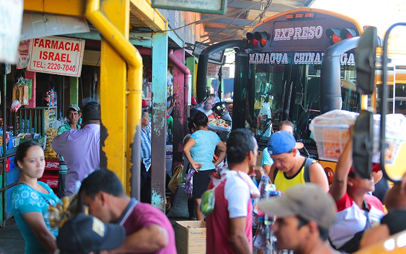 Población comienza a llenar terminales de buses en mercados de Managua