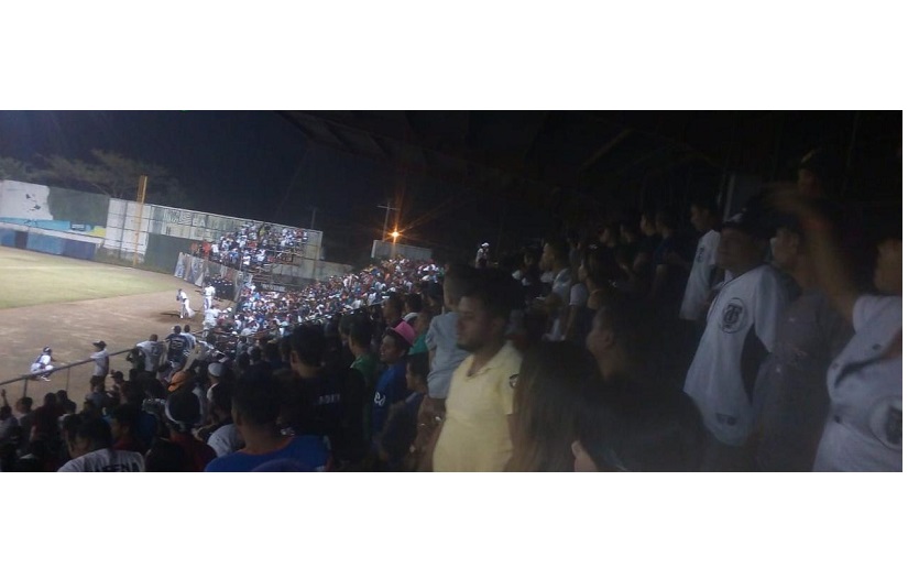 Impactantes imágenes del segundo juego de la semifinal de la Liga Profesional de Beisbol