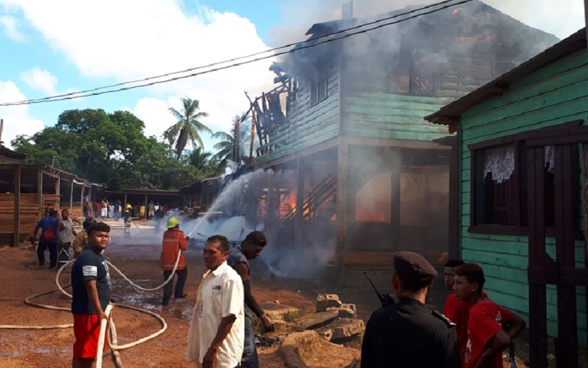 Incendio arrasa con 6 tramos y una casa-albergue en el mercado de la madera en Bilwi