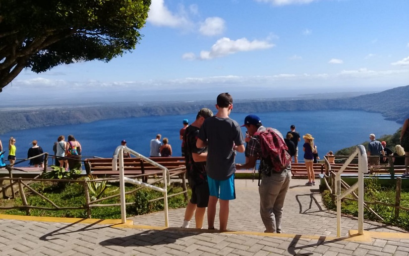 Turistas disfrutan el ambiente en el Mirador de Catarina