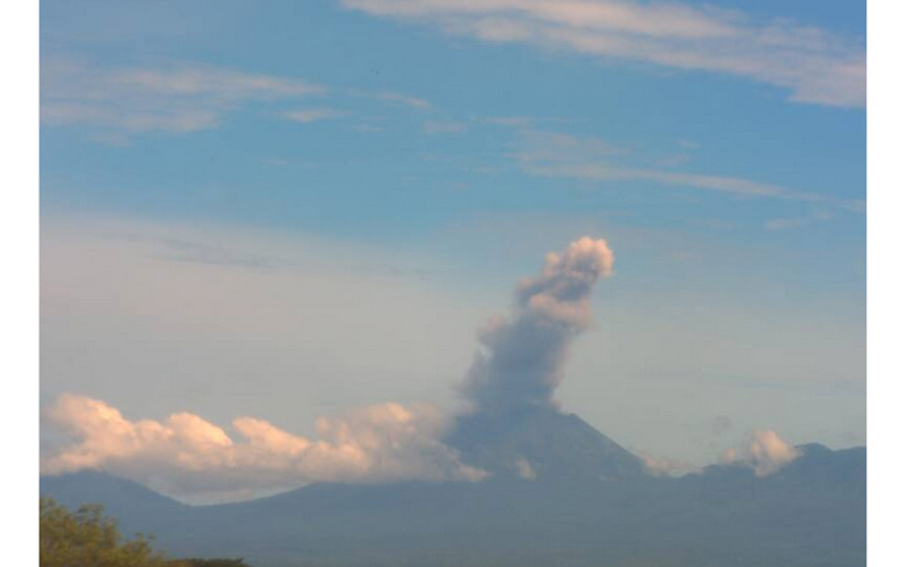 Volcán San Cristóbal mantiene emanaciones de gases y ceniza de forma moderada