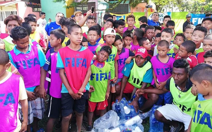 Niños indígenas de Waspam reciben clínica de fútbol