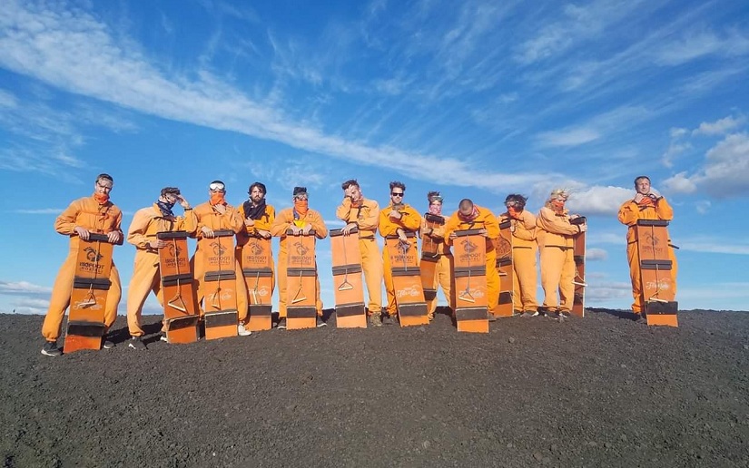Turistas se deslizan sobre el Cerro Negro