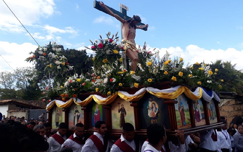 Amor y ruego por la paz en procesión del Señor de Los Milagros en Ciudad Antigua
