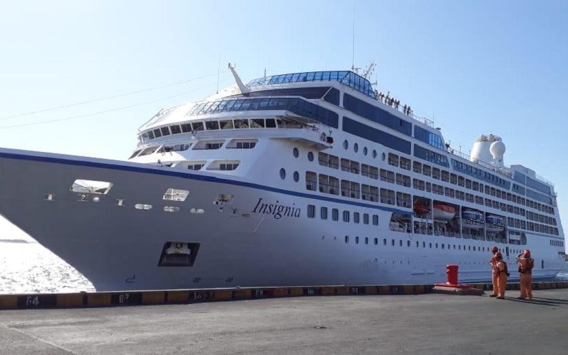 Alegre recibimiento al crucero Insignia en Puerto de Corinto
