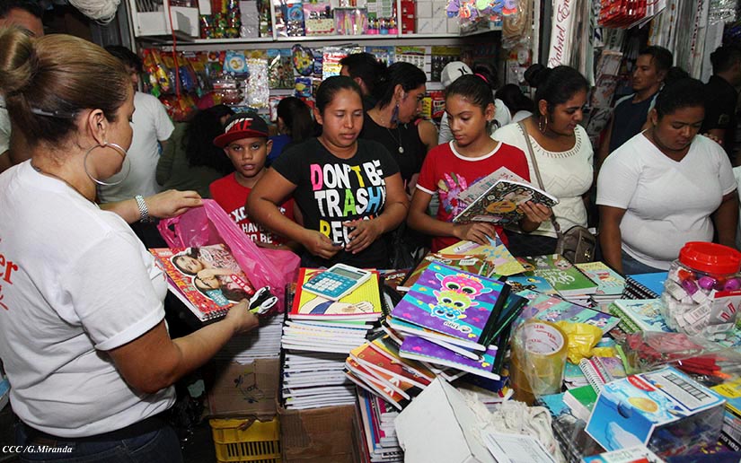 Familias siguen comprando útiles y uniforme, mientras el Oriental ya se abastece de productos para el verano