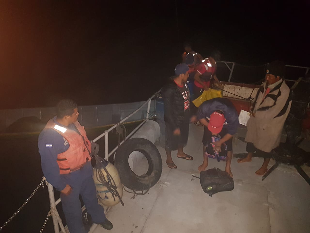 Fuerza Naval rescata panga Dominic en barra de Río Maíz