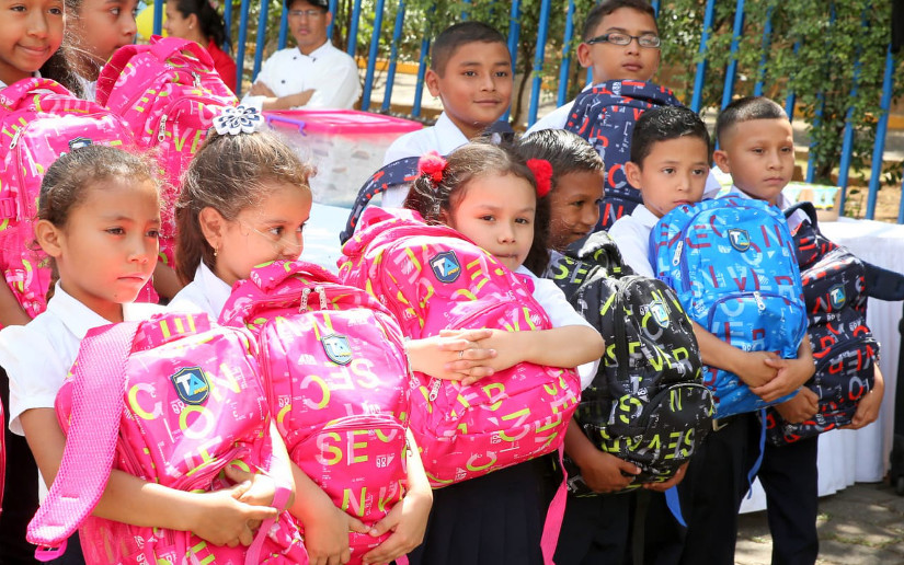 Mochilas y paquetes escolares para hijos e hijas de miembros del Ministerio de Gobernación