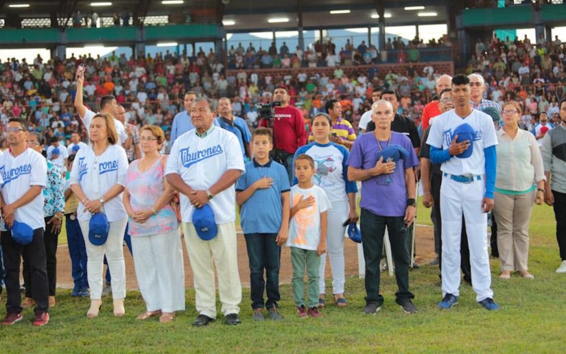 Inicia campeonato de béisbol Germán Pomares rindiendo homenaje a leyendas