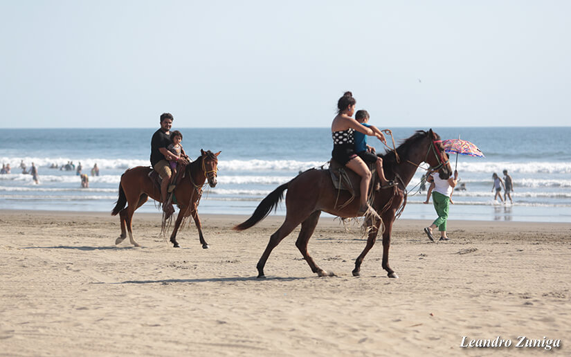 Familias disfrutan de las frescas aguas de Pochomil
