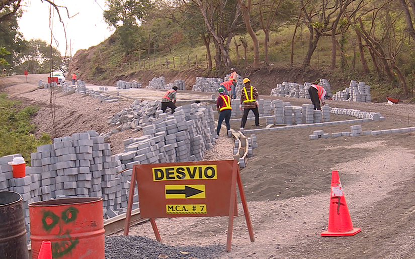 Avanza construcción de carretera entre La Libertad y San Pedro de Lóvago