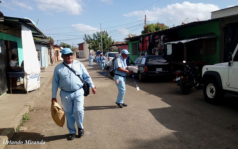 Brigadistas de salud eliminan criaderos de zancudos en el barrio Jorge Dimitrov