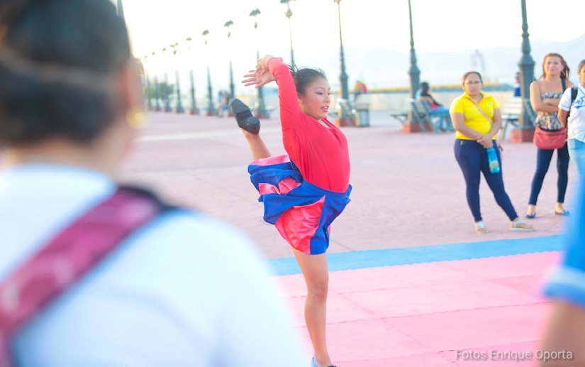 Presentación de gimnasia olímpica en homenaje a la mujer en el Paseo de los Estudiantes