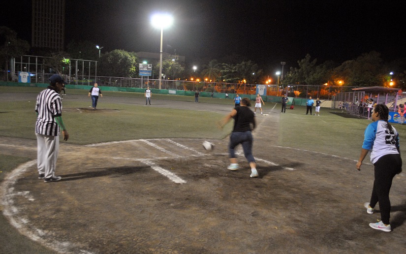 En saludo al día de la mujer realizan liga de kickball en el estadio Roberto Clemente