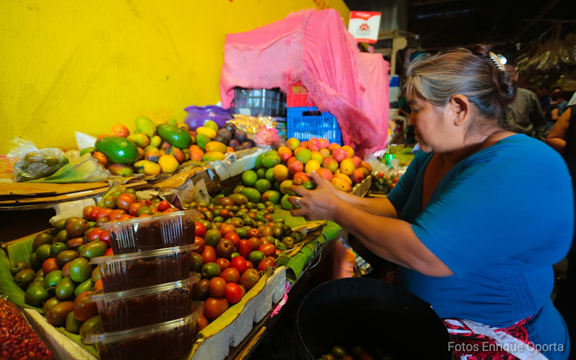 Mercados abarrotados de frutas de la temporada