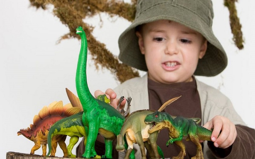 Jugar con figuras de dinosaurios podría representar un mayor intelecto en los pequeños 