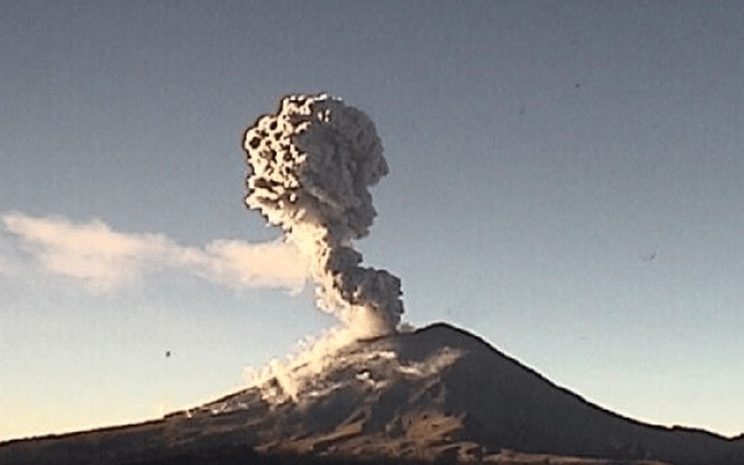 El volcán Popocatépetl tras una de sus mayores explosiones de los últimos años