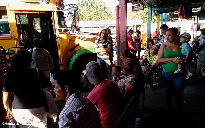 Terminales de buses empiezan a llenarse de vacacionistas que viajan a departamentos