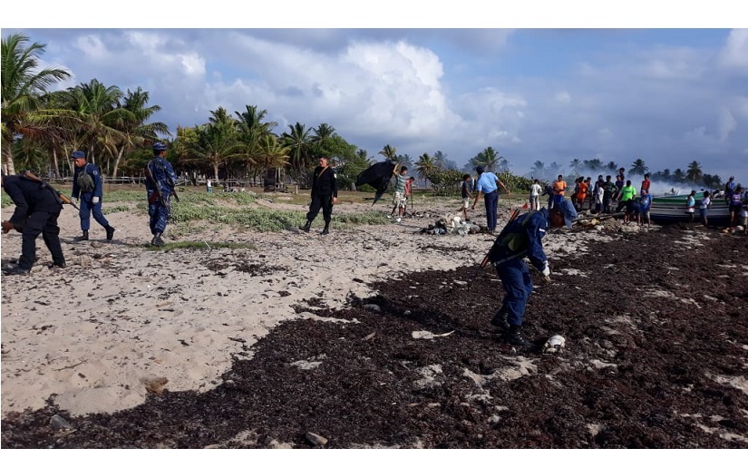 Jornada de limpieza de playa en Sandy Bay Sirpi