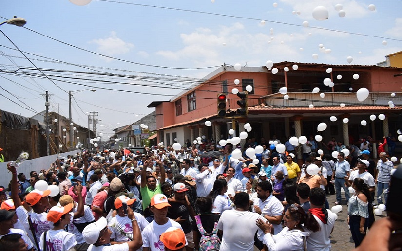 Globos blancos por la paz en León