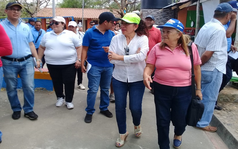 Ministra de Salud visita negocios que se encuentran en las Playas de Carazo 